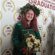 Insegnante di inglese con una laurea specializzata in traduzione e grammatica. Disponibile ad aiutare adulti e bambini. Sono di Foggia e posso insegnare da remoto per chi non vive nella mia cittá. Per maggiori informazioni potete contattarmi!